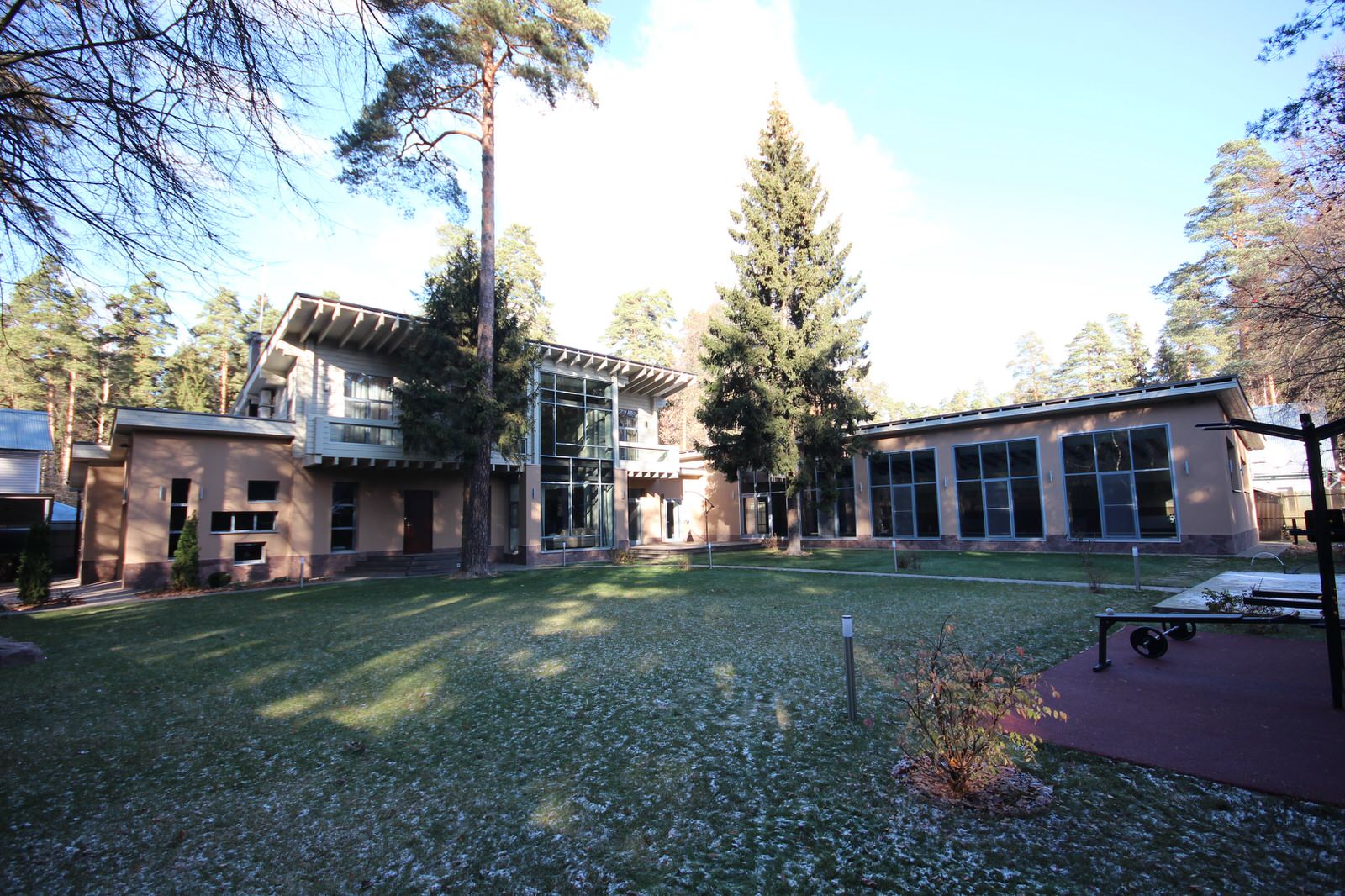 Жилой дом с бассейном