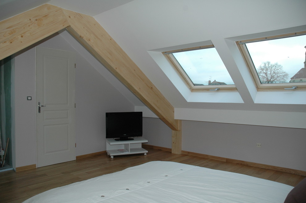Design ideas for a contemporary bedroom in Reims.