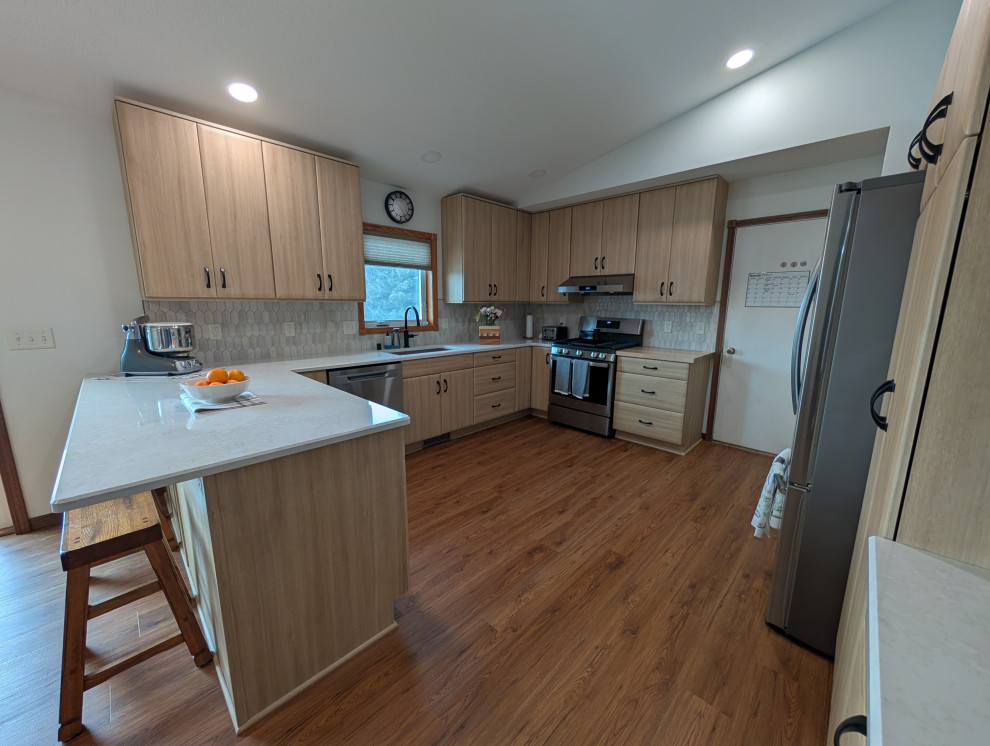 Eat-in kitchen - mid-sized transitional u-shaped eat-in kitchen idea with flat-panel cabinets, light wood cabinets and quartz countertops