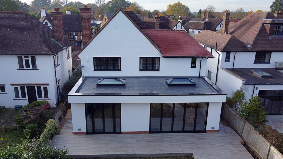 Modelo de fachada de casa blanca y roja minimalista grande de dos plantas con revestimiento de ladrillo, tejado de teja de barro y tejado a cuatro aguas