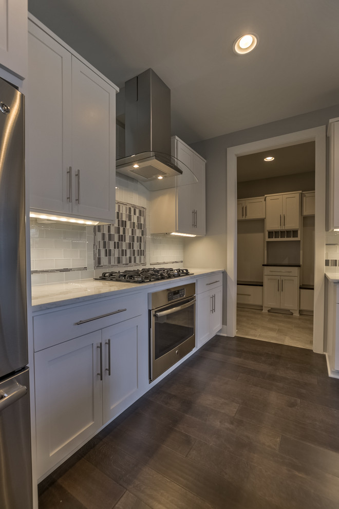 Kitchen - transitional kitchen idea in Omaha