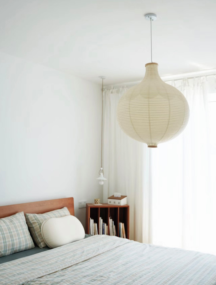Cette image montre une chambre d'amis minimaliste de taille moyenne avec un mur blanc, parquet clair et un sol multicolore.