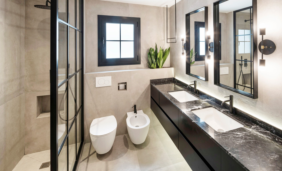 Mid-sized contemporary 3/4 bathroom in Madrid with black cabinets, a bidet, ceramic tile, marble benchtops, flat-panel cabinets, an open shower, beige tile, beige walls, an undermount sink, beige floor, an open shower and black benchtops.