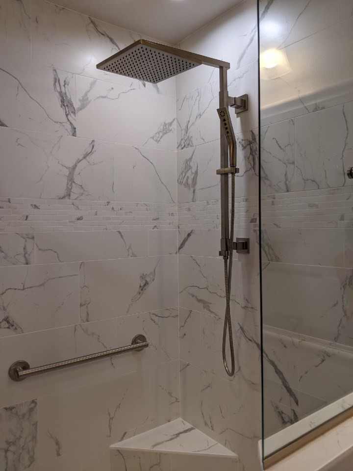 Bild på ett stort funkis svart svart badrum, med skåp i shakerstil, grå skåp, ett platsbyggt badkar, en hörndusch, svart och vit kakel, porslinskakel, vita väggar, klinkergolv i porslin, ett undermonterad handfat, bänkskiva i kvarts, grått golv och dusch med gångjärnsdörr
