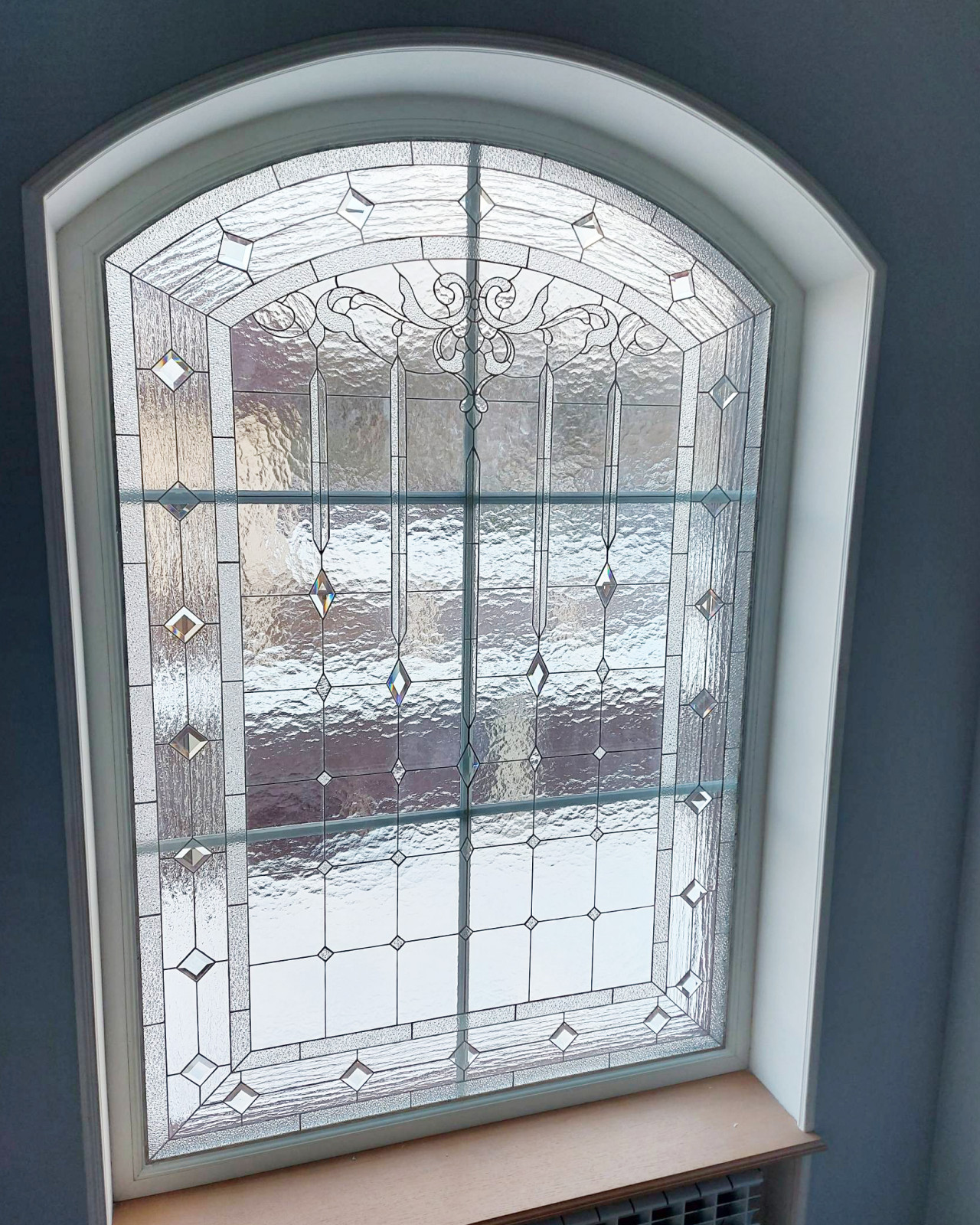 Витражное окно на лестничном марше