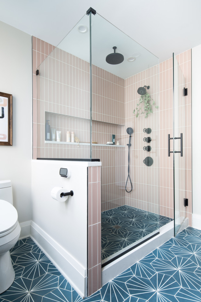 Свежая идея для дизайна: большая главная ванная комната в современном стиле с плоскими фасадами, коричневыми фасадами, угловым душем, биде, розовой плиткой, стеклянной плиткой, белыми стенами, бетонным полом, врезной раковиной, столешницей из искусственного кварца, синим полом, душем с распашными дверями, белой столешницей, нишей, тумбой под одну раковину и подвесной тумбой - отличное фото интерьера