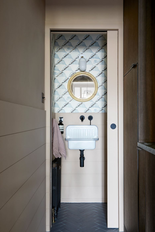 На фото: туалет в стиле модернизм с розовыми стенами, полом из керамогранита, подвесной раковиной, синим полом и стенами из вагонки с