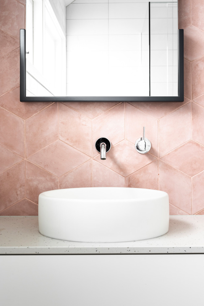 Источник вдохновения для домашнего уюта: ванная комната среднего размера в современном стиле с плоскими фасадами, белыми фасадами, душем в нише, унитазом-моноблоком, розовой плиткой, керамогранитной плиткой, белыми стенами, полом из керамогранита, душевой кабиной, настольной раковиной, столешницей из искусственного кварца, розовым полом, душем с распашными дверями, белой столешницей, тумбой под две раковины и встроенной тумбой