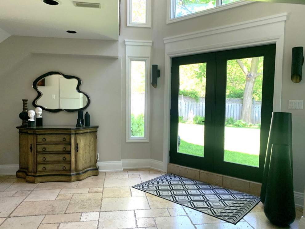 Transitional entryway photo in Toronto