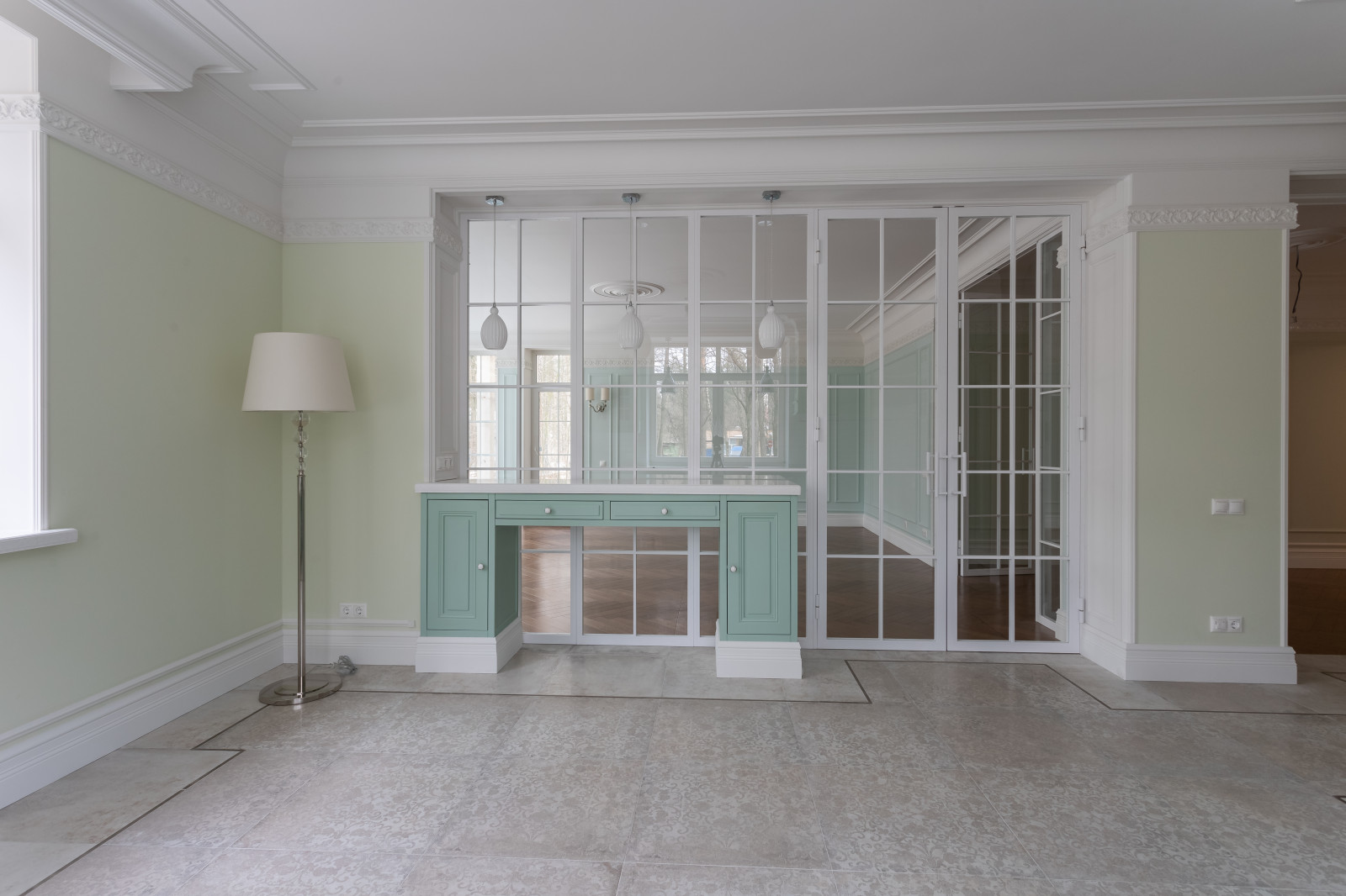 Зеленая кухня в загородном доме