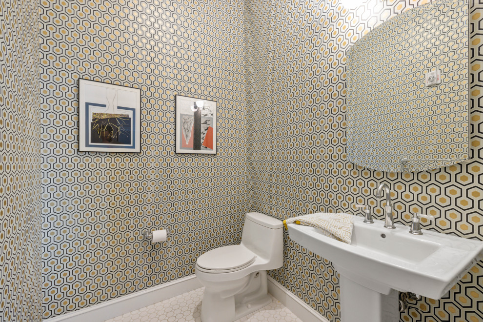 Пример оригинального дизайна: туалет среднего размера в стиле ретро с полом из керамической плитки, раковиной с пьедесталом, белым полом, напольной тумбой и обоями на стенах