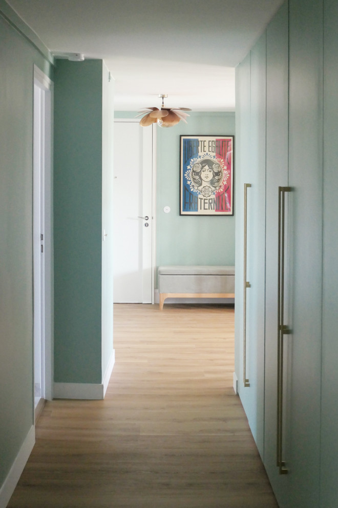 Aménagement d'une entrée scandinave de taille moyenne avec un couloir, un mur vert et parquet clair.