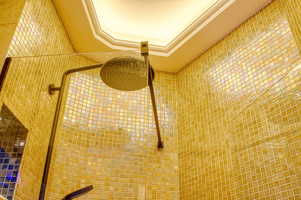 Idéer för små vintage badrum med dusch, med luckor med lamellpanel, bruna skåp, en kantlös dusch, beige kakel, mosaik, beige väggar, klinkergolv i porslin, ett nedsänkt handfat, träbänkskiva, beiget golv och dusch med gångjärnsdörr