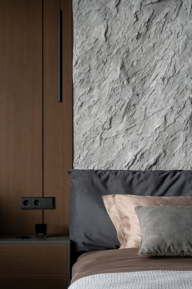 Бетонная квартира с ванной у окна