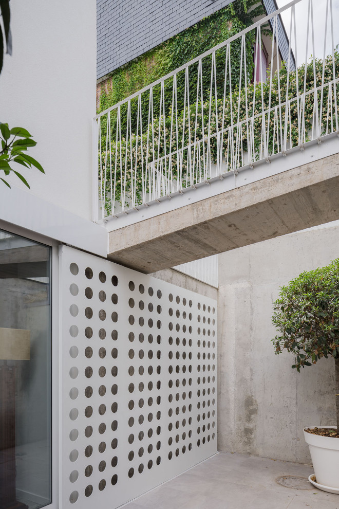 Стильный дизайн: двор на переднем дворе в современном стиле с покрытием из плитки - последний тренд
