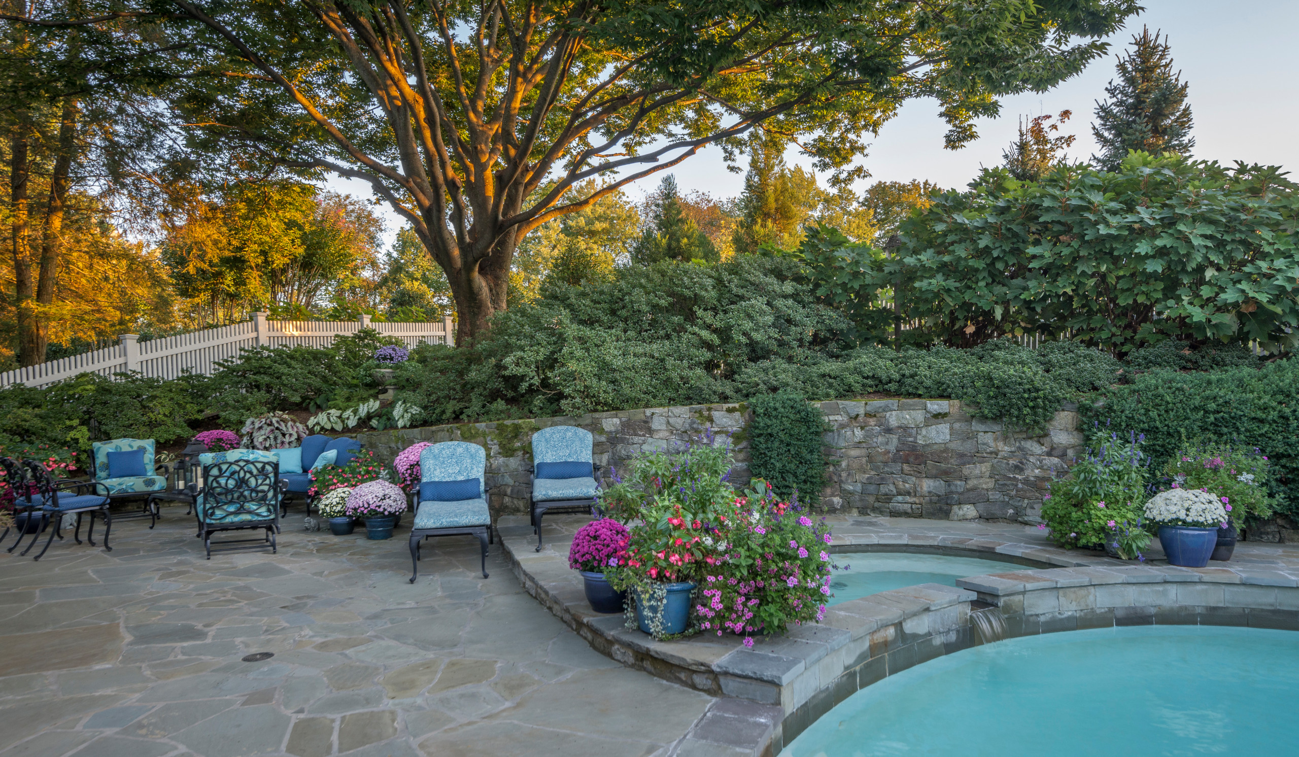 Gracious Poolside Entertaining in the Suburbs