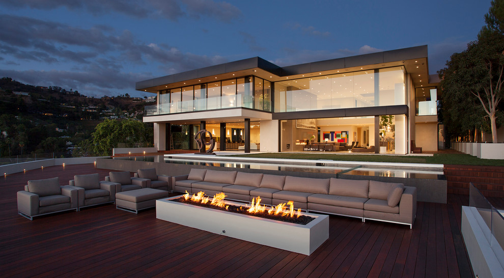 Photo of a contemporary deck in Los Angeles with a fire feature and no cover.