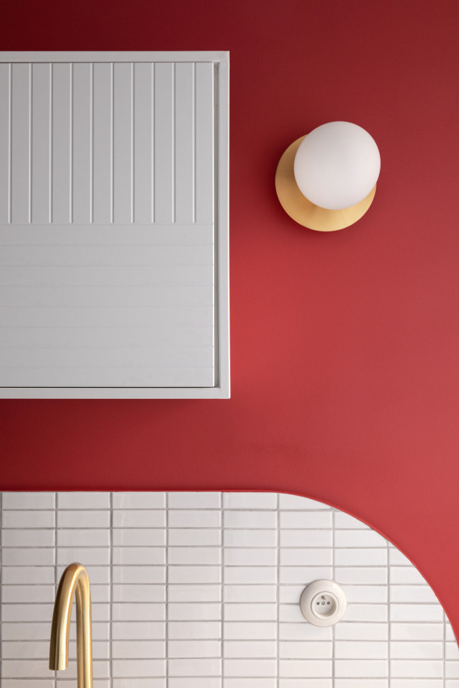 パリにある小さなモダンスタイルのおしゃれなキッチン (シングルシンク、インセット扉のキャビネット、淡色木目調キャビネット、ラミネートカウンター、白いキッチンパネル、モザイクタイルのキッチンパネル、白い調理設備、セメントタイルの床、赤い床、白いキッチンカウンター) の写真