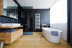 ¿Es buena idea poner un suelo de madera en el cuarto de baño?