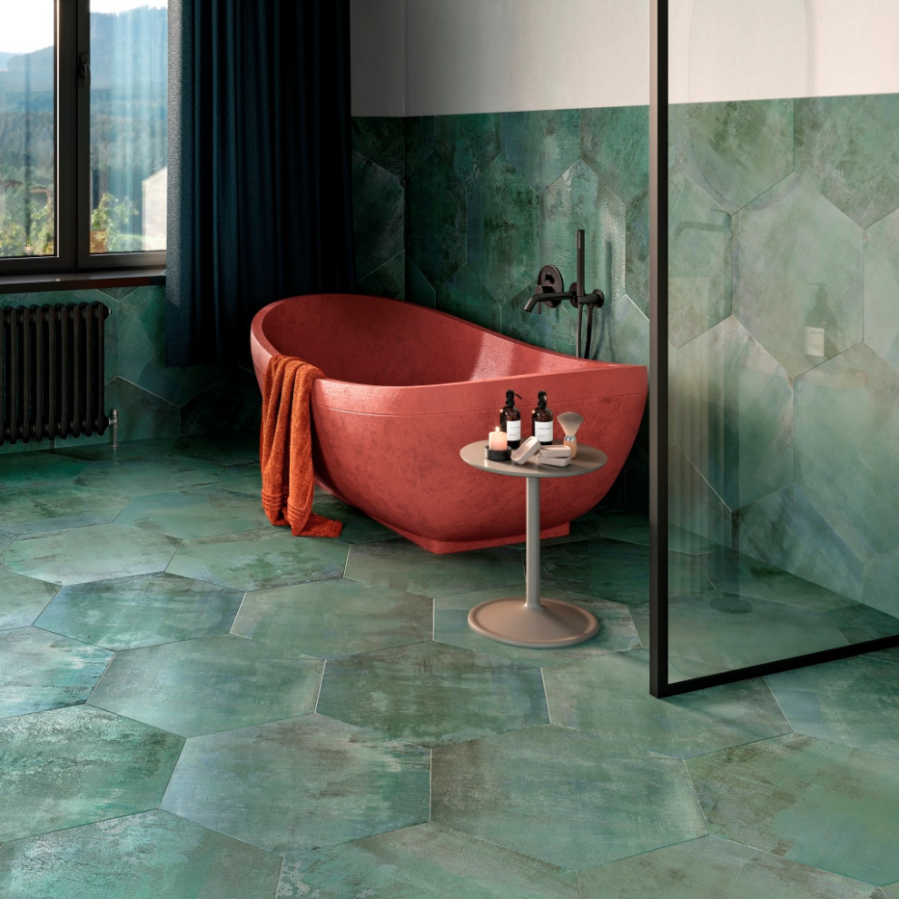 Стильный дизайн: ванная комната с зеленой плиткой, керамогранитной плиткой, зелеными стенами, полом из керамогранита и зеленым полом - последний тренд