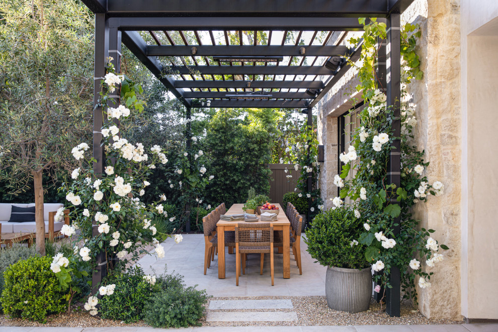 Transitional home design photo in Los Angeles