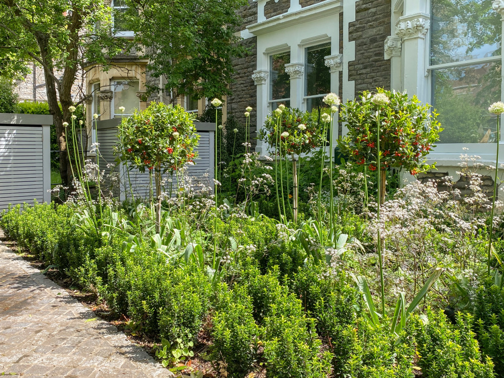 На фото: большой участок и сад на переднем дворе в современном стиле с дорожками с