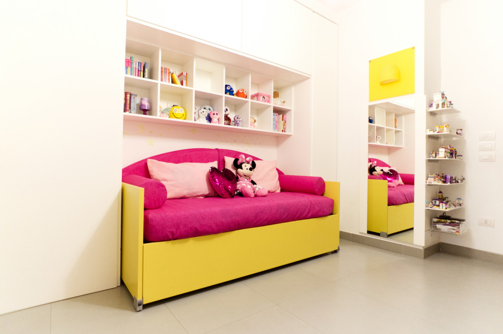 Kleines Modernes Mädchenzimmer mit Schlafplatz, weißer Wandfarbe, Porzellan-Bodenfliesen, grauem Boden, eingelassener Decke und vertäfelten Wänden in Neapel