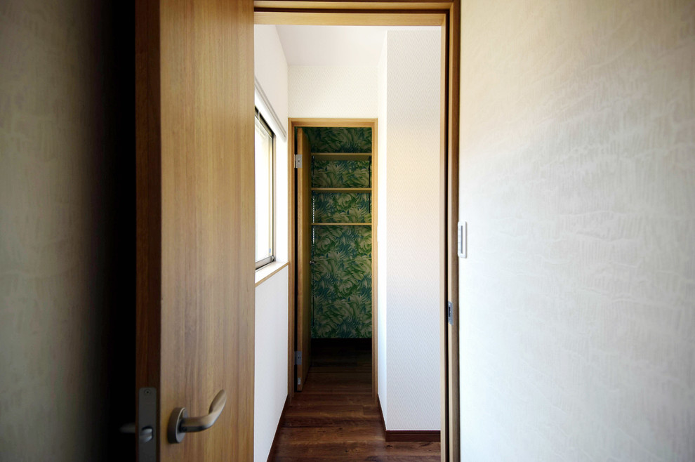Idéer för ett mellanstort modernt walk-in-closet, med luckor med glaspanel, skåp i ljust trä, mellanmörkt trägolv och brunt golv