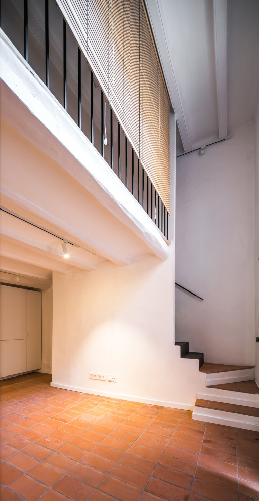 Стильный дизайн: угловая лестница среднего размера в средиземноморском стиле с ступенями из плитки, подступенками из плитки и металлическими перилами - последний тренд
