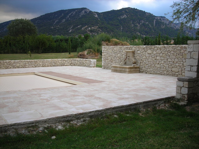 Verte ou bleue & coeur de pierre mediterranean-pools-and-hot-tubs