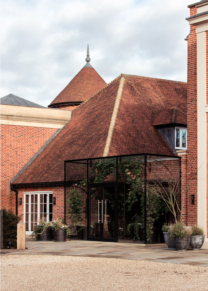 Example of a classic entryway design in Oxfordshire