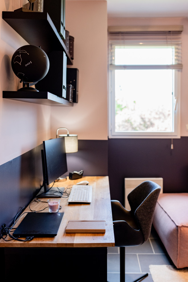 Aménagement d'un bureau classique de taille moyenne avec un mur rose, parquet clair et un bureau indépendant.