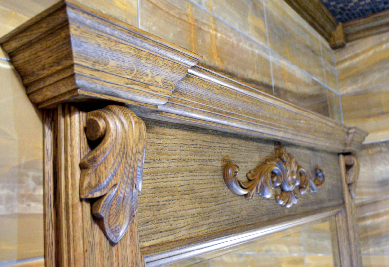 Ванная комната. Потолок, зеркало и тумба под раковину