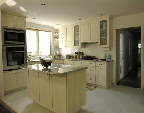 Elegant kitchen photo in New York