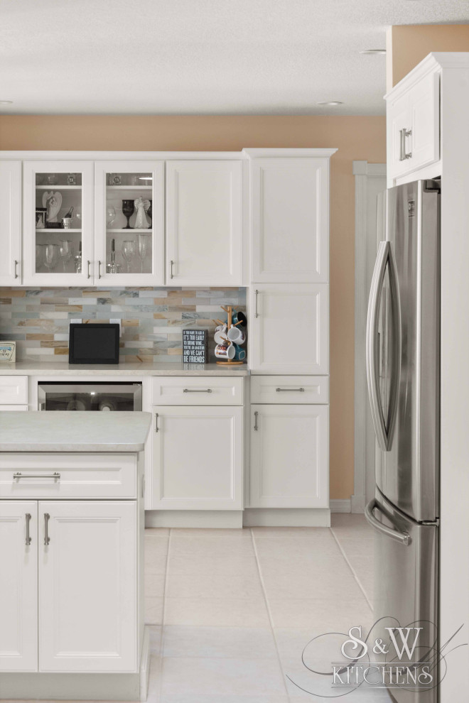 Transitional kitchen photo in Orlando