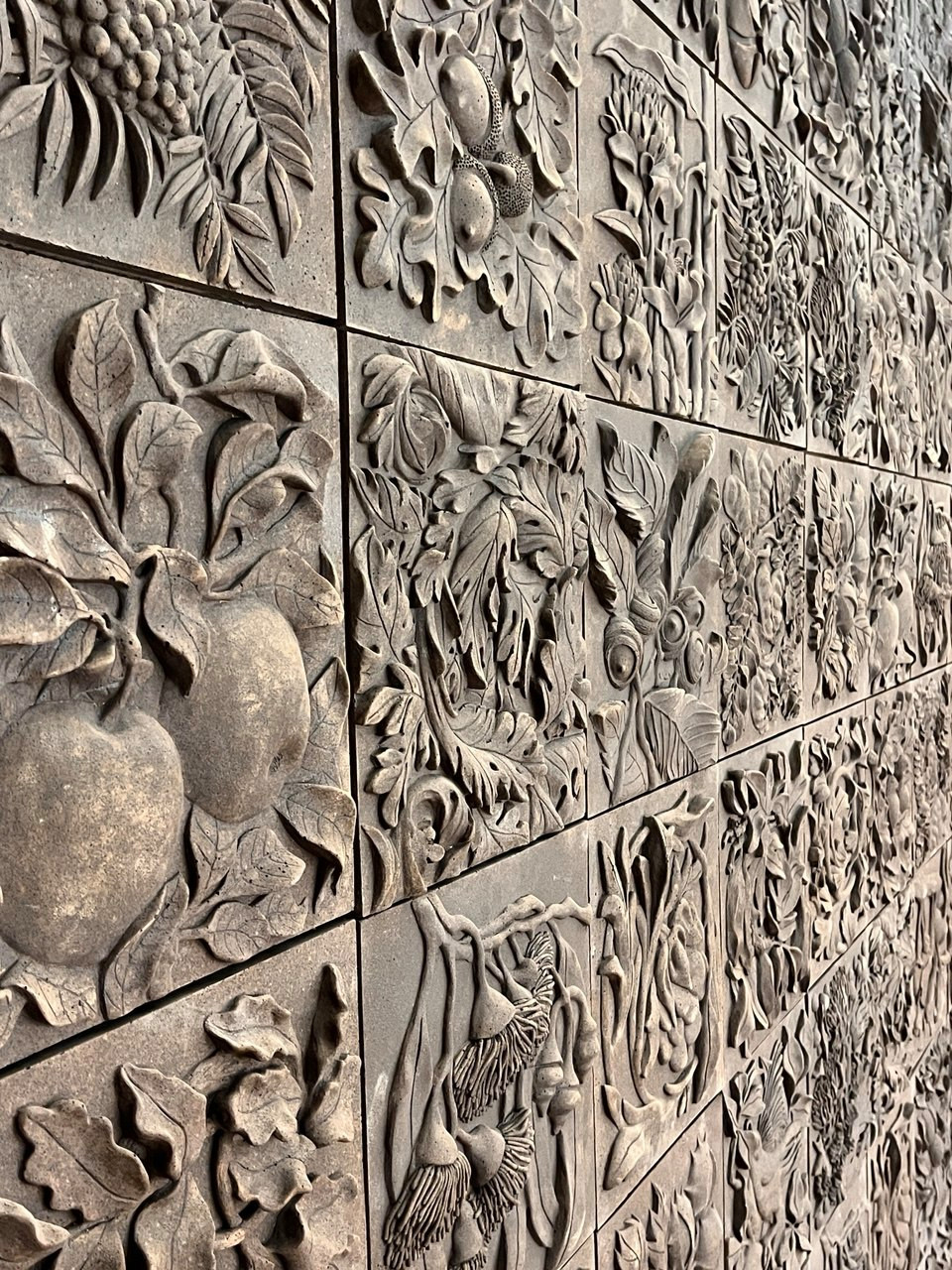 Керамическое панно "Райский сад" в Усадьбе Неклюдова