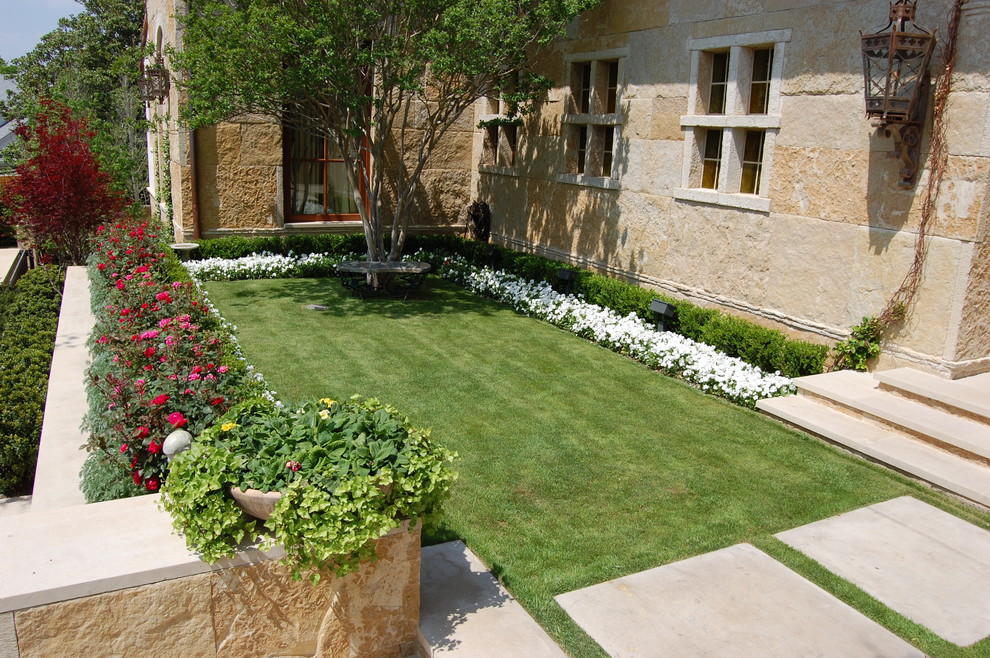 This is an example of a mediterranean garden in Dallas.