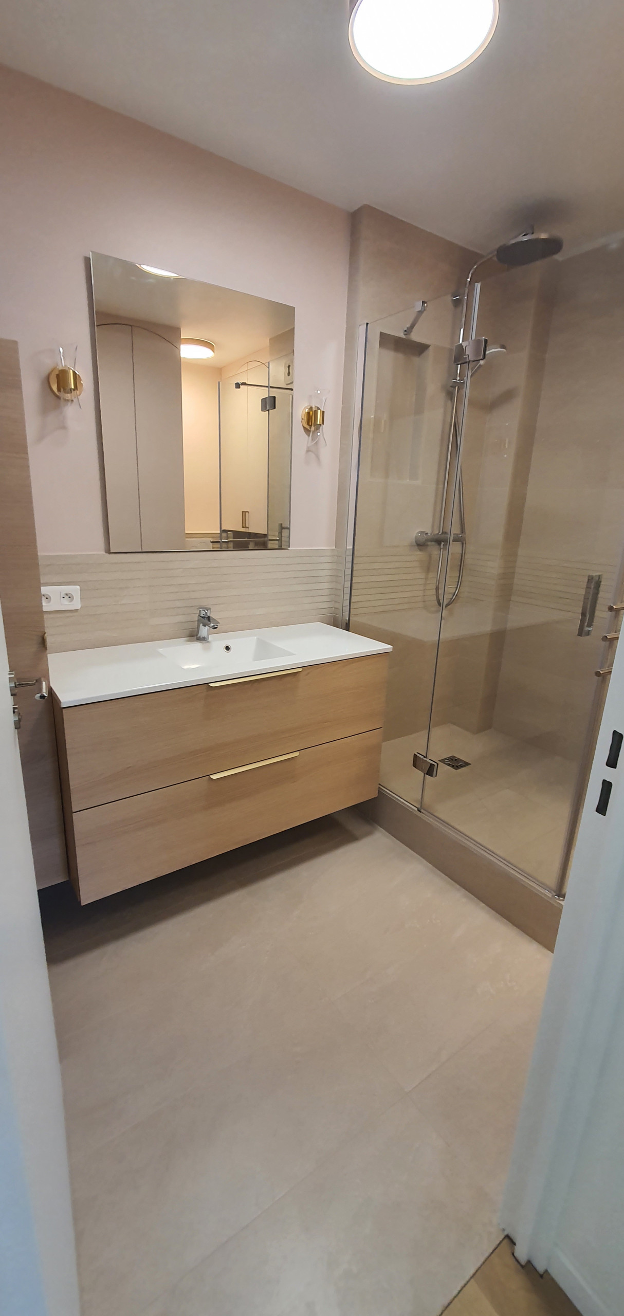 Salle de bain beige et rose, bois