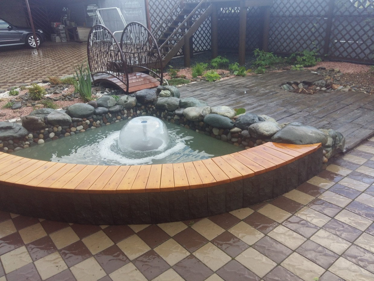 Фонтан в частном саду