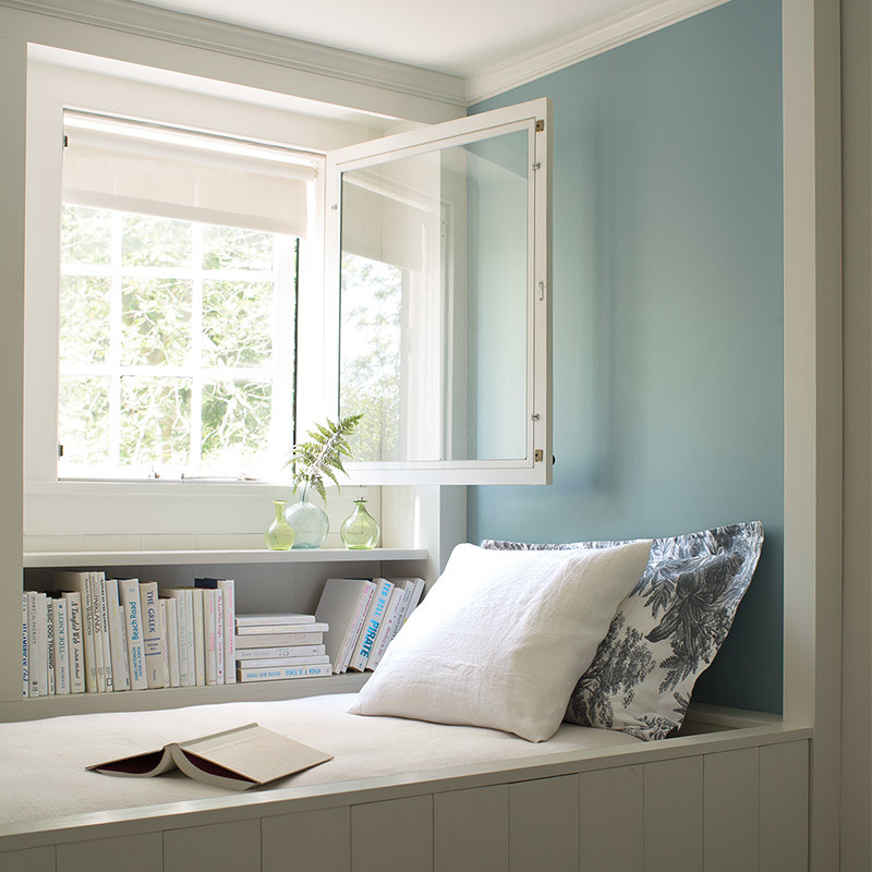 Inspiration for a mid-sized transitional guest bedroom in Vancouver with blue walls.