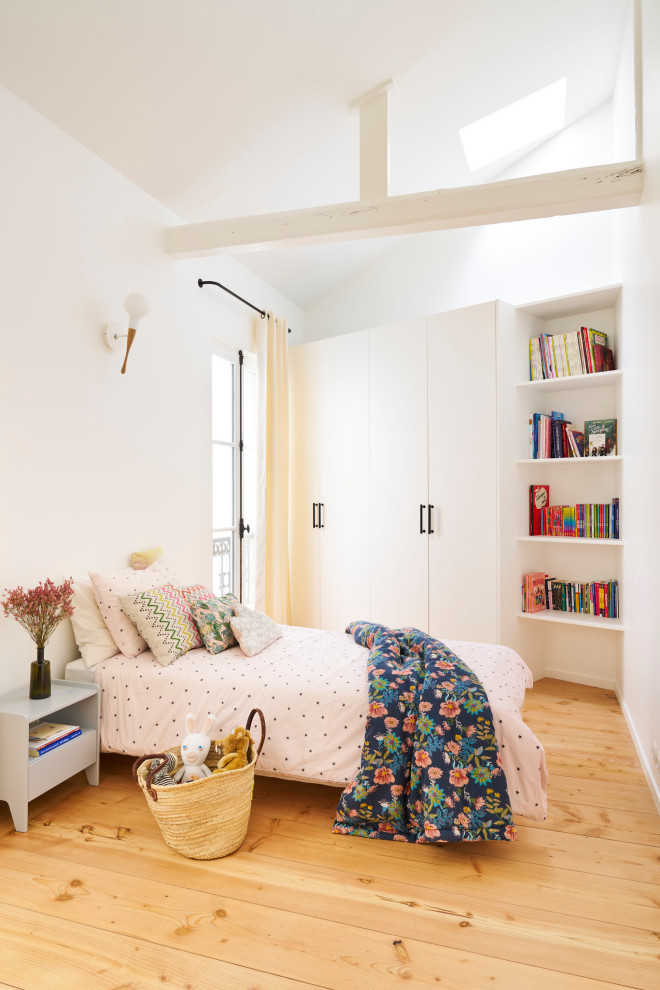 Стильный дизайн: детская в стиле фьюжн с спальным местом, белыми стенами, паркетным полом среднего тона, коричневым полом и сводчатым потолком - последний тренд