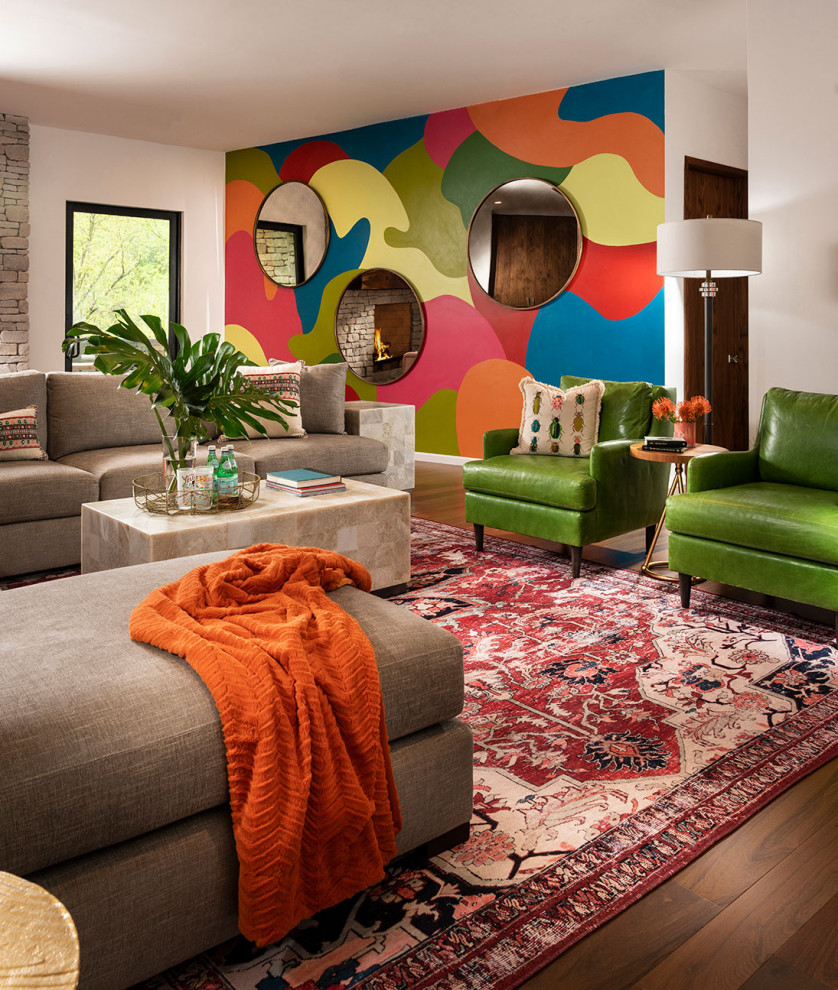 Imagen de sótano con puerta moderno grande con paredes multicolor, suelo de madera en tonos medios y suelo marrón