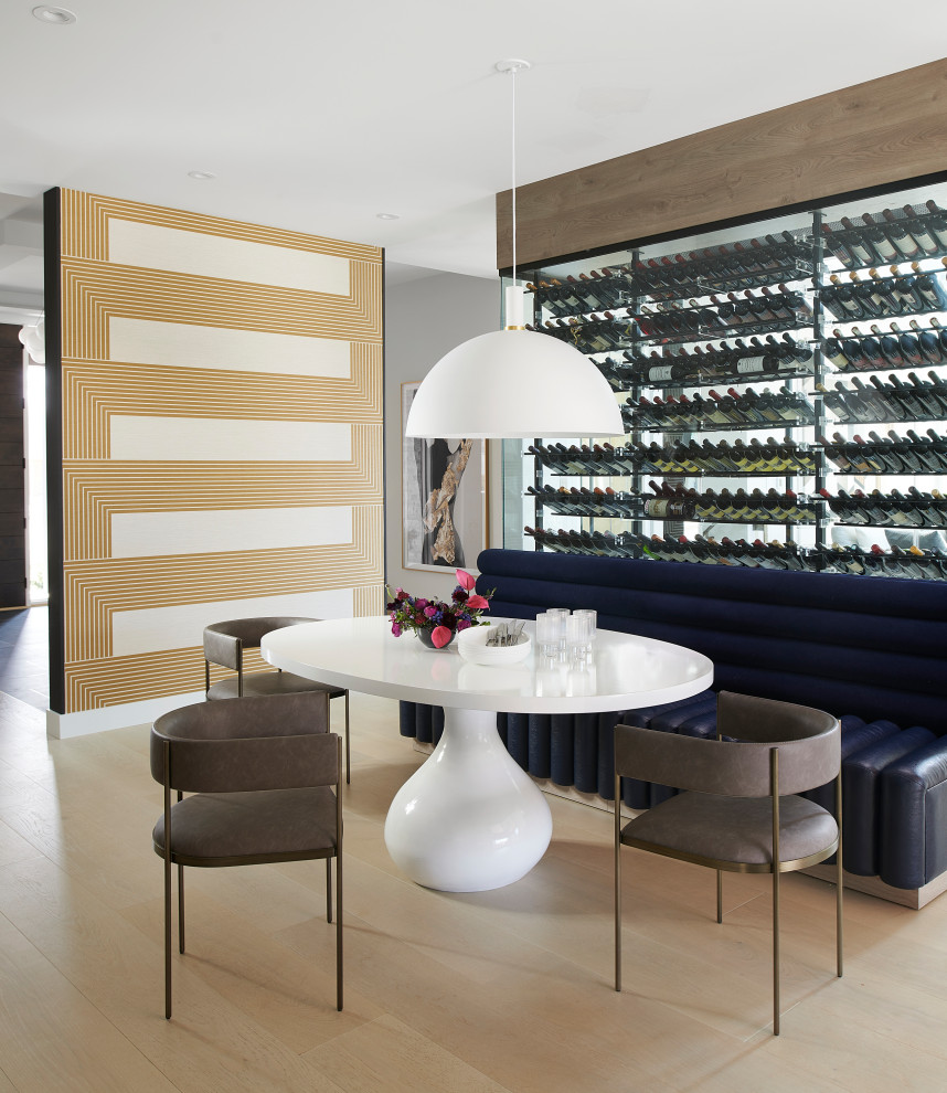 Esempio di una grande sala da pranzo aperta verso il soggiorno design con parquet chiaro e pavimento beige