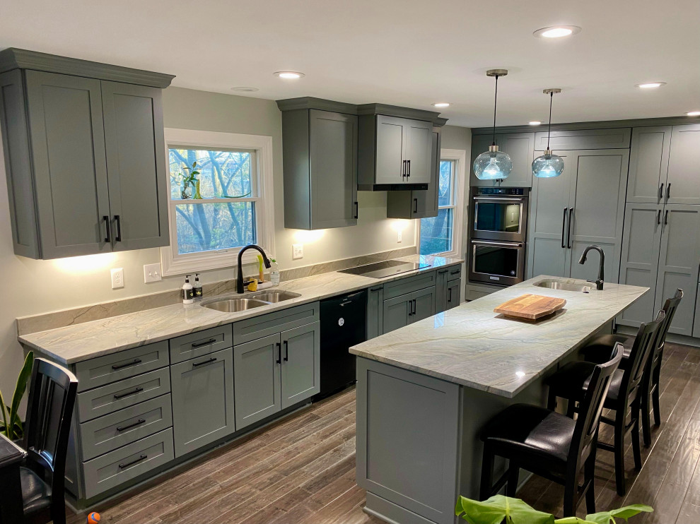 Kitchen - traditional kitchen idea in Columbus