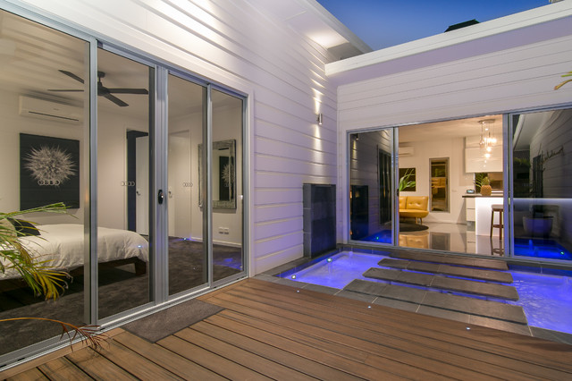 The 'Kai' National Award winning Sustainable Tropical Home contemporary-deck