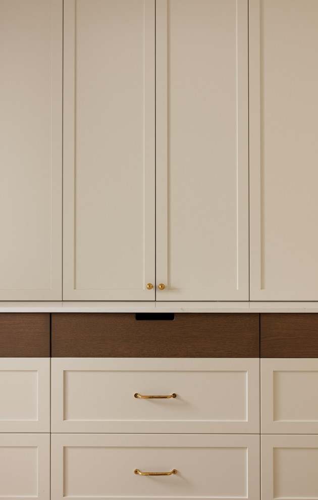 Example of a transitional home design design in Toronto