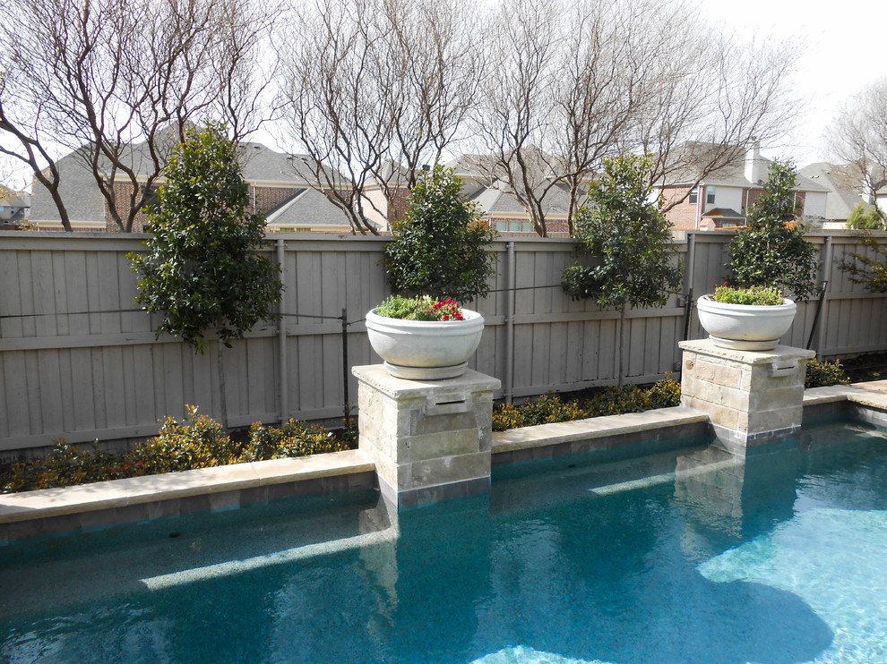 Design ideas for a mid-sized traditional backyard full sun garden for summer in Dallas with a water feature.