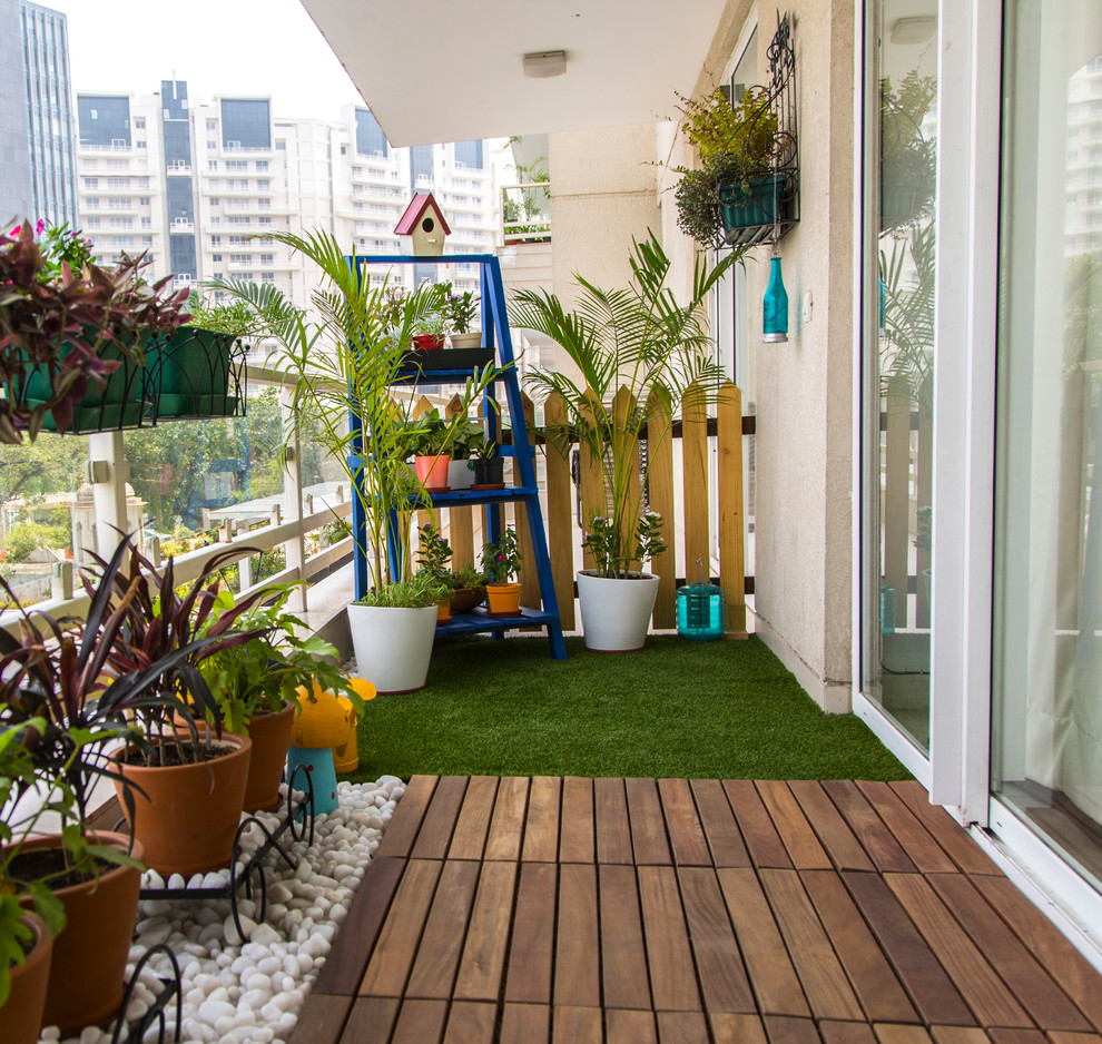 Small trendy porch idea in Delhi