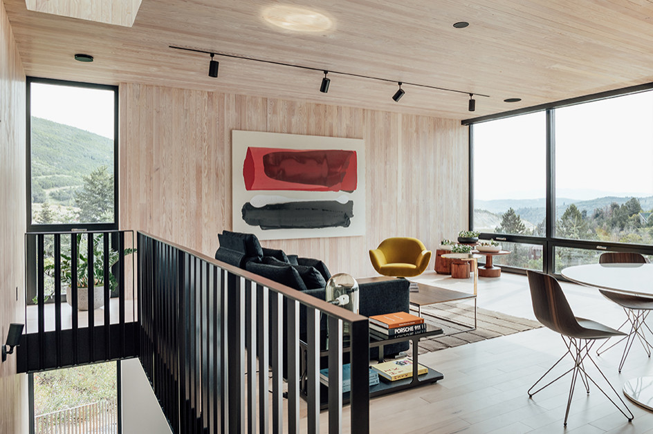 Immagine di un soggiorno design di medie dimensioni e aperto con parquet chiaro e nessuna TV