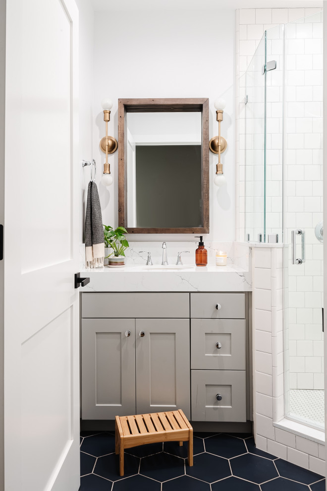 Exempel på ett litet maritimt vit vitt badrum, med skåp i shakerstil, grå skåp, en hörndusch, vit kakel, keramikplattor, grå väggar, klinkergolv i porslin, ett undermonterad handfat, bänkskiva i kvarts, blått golv och dusch med gångjärnsdörr